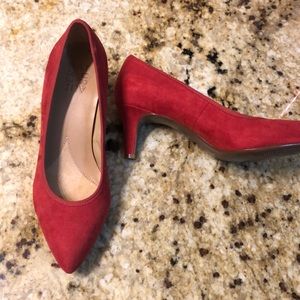 New naturalizer red suede pumps 7